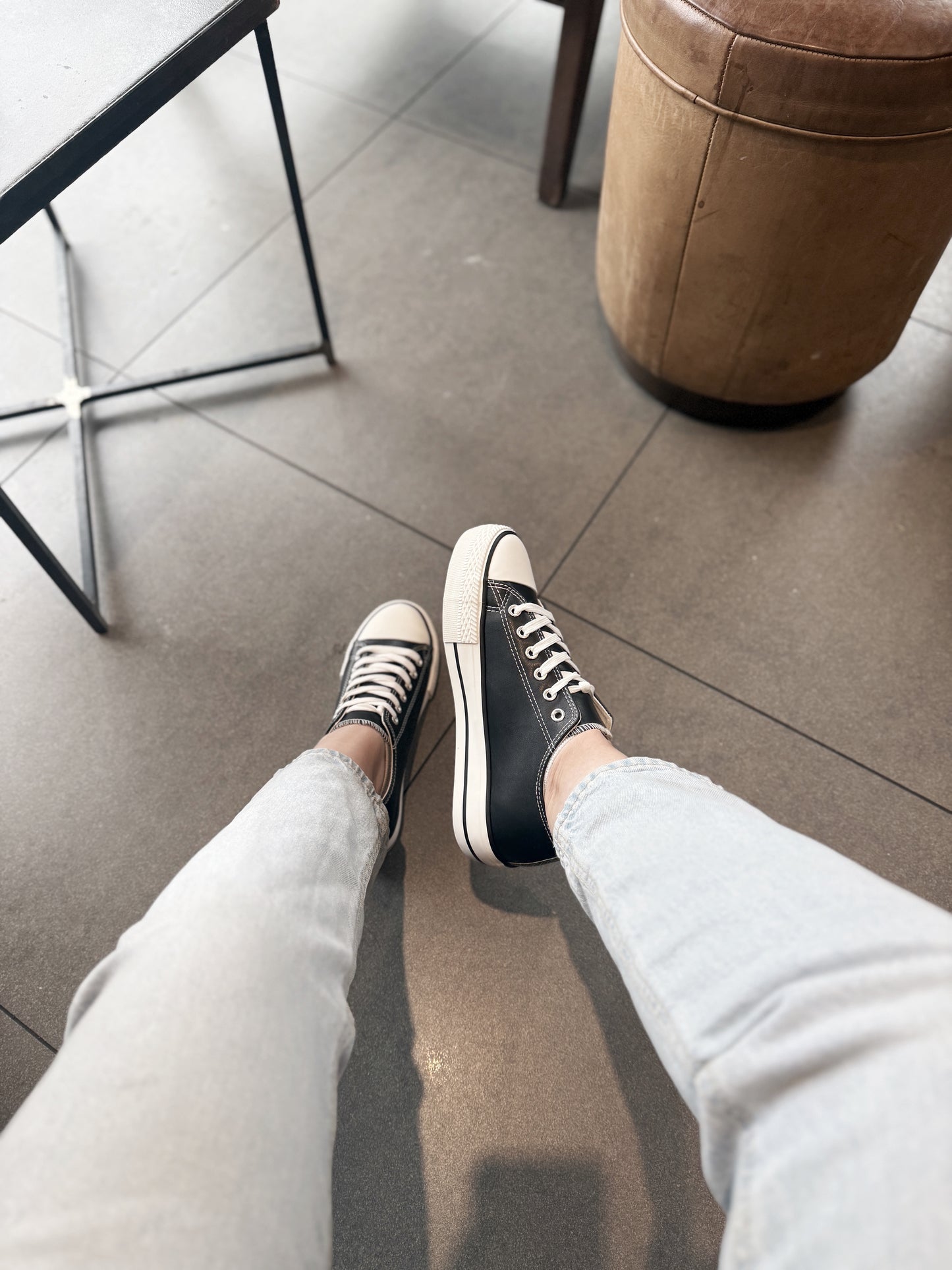 Converse cuero negra -BD23