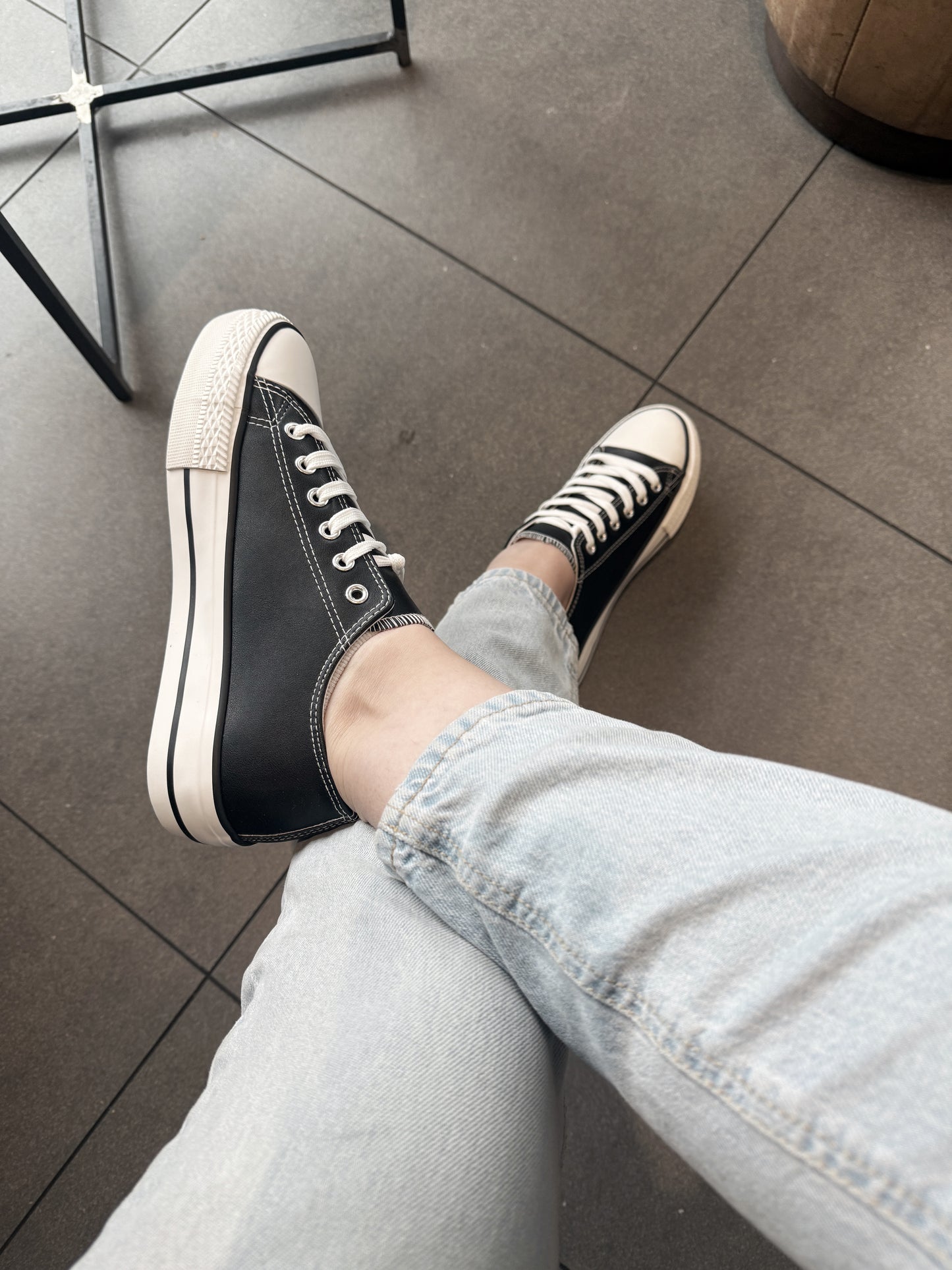Converse cuero negra -BD23