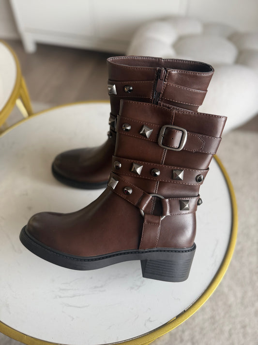 Botas tachas - chocolate